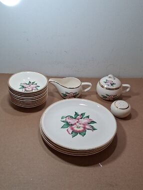 18 Vintage Paden City Pottery Dishes "Modern Orchid" Gold Trim Green Leaves.
